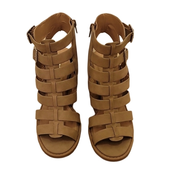 Tan Chunky Heels 👠 - Picture 3 of 6